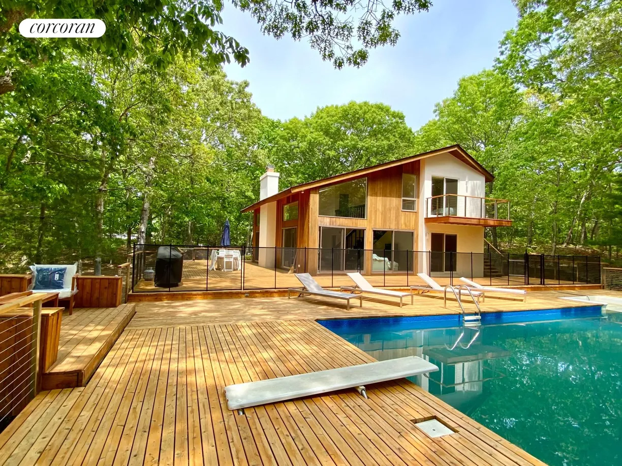 The Hamptons Real Estate | View 9 Quadrant Hill Road | 3 Beds, 2 Baths