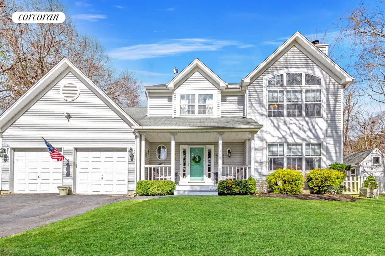 The Hamptons Real Estate | View 1 Silver Beech Lane | 3 Beds, 2 Baths