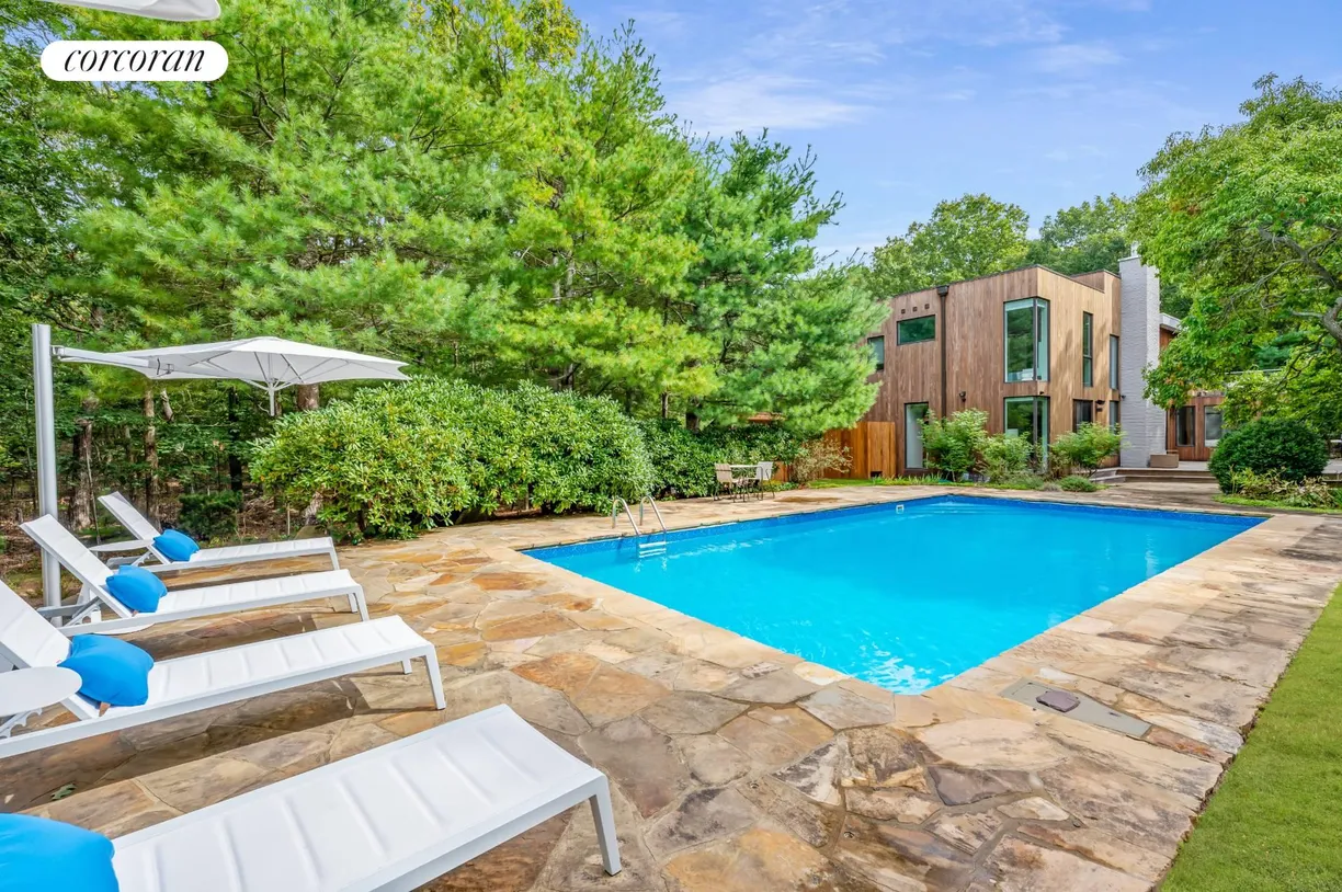 The Hamptons Real Estate | View 33 Hedges Banks Drive | 4 Beds, 5 Baths