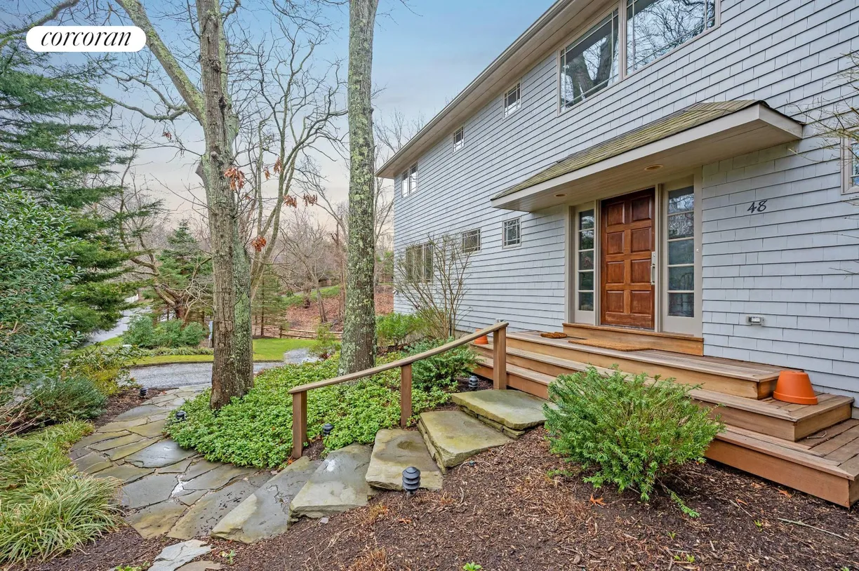 The Hamptons Real Estate | View 48 White Oak Lane | 4 Beds, 4 Baths