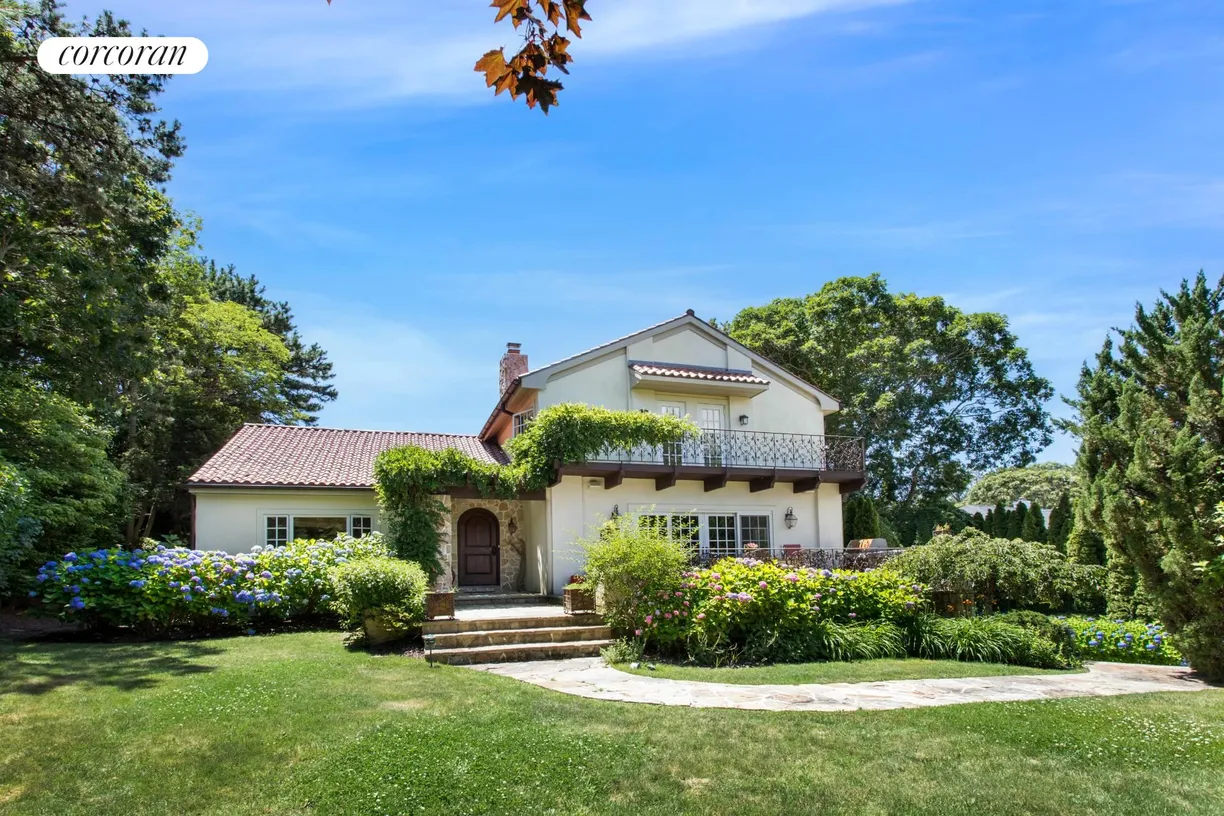 The Hamptons Real Estate | View 18 Club Drive | 5 Beds, 4 Baths | View 1