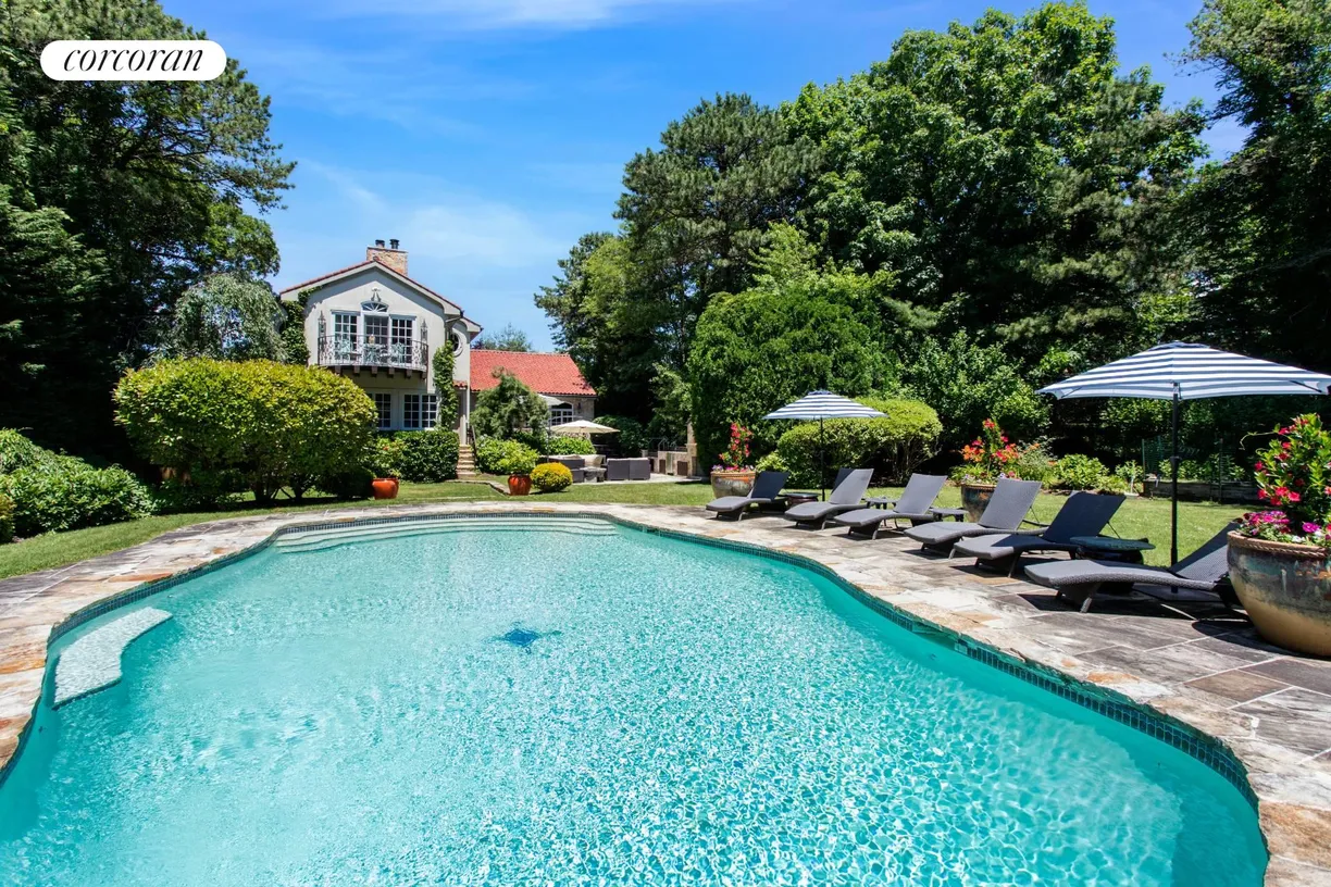 The Hamptons Real Estate | View 18 Club Drive | room 1 | View 2