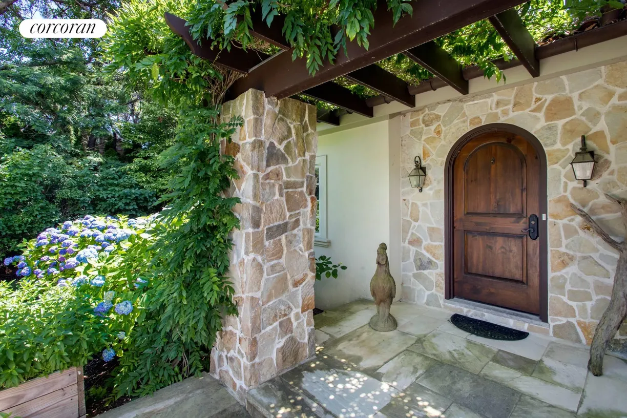 The Hamptons Real Estate | View 18 Club Drive | room 3 | View 4