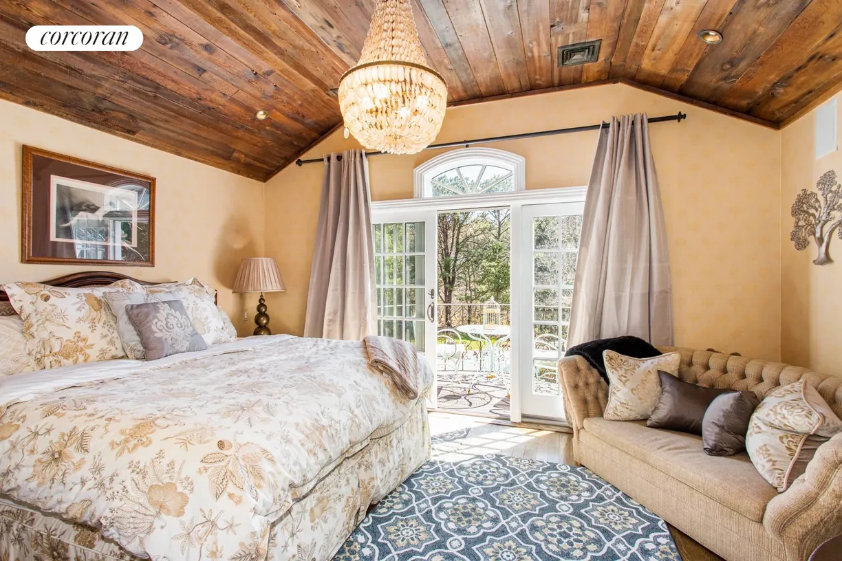 The Hamptons Real Estate | View 18 Club Drive | room 12 | View 13