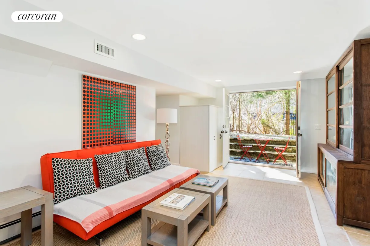 The Hamptons Real Estate | View 18 Club Drive | room 19 | View 20