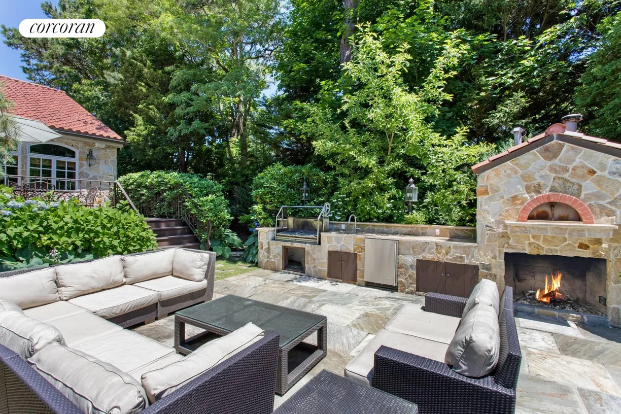 The Hamptons Real Estate | View 18 Club Drive | room 23 | View 24