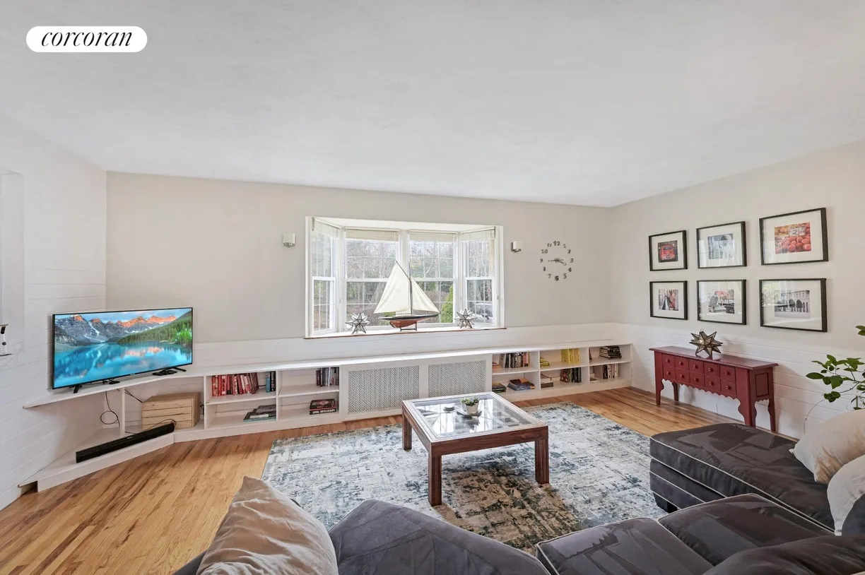 The Hamptons Real Estate | View  | room 2