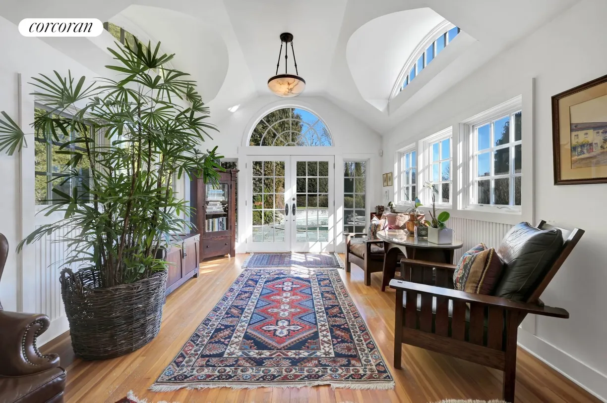The Hamptons Real Estate | View 11 The Circle | room 1
