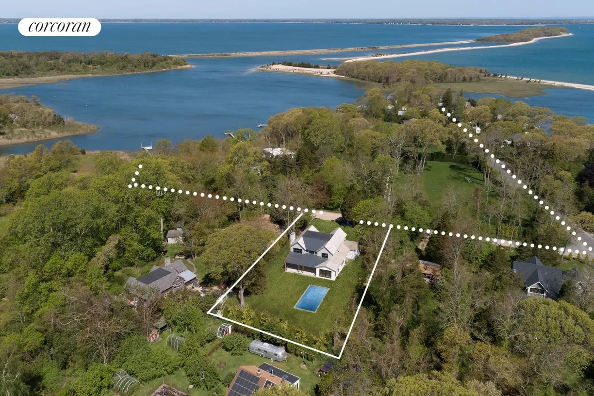 The Hamptons Real Estate | View 50 Dumar Drive | room 1