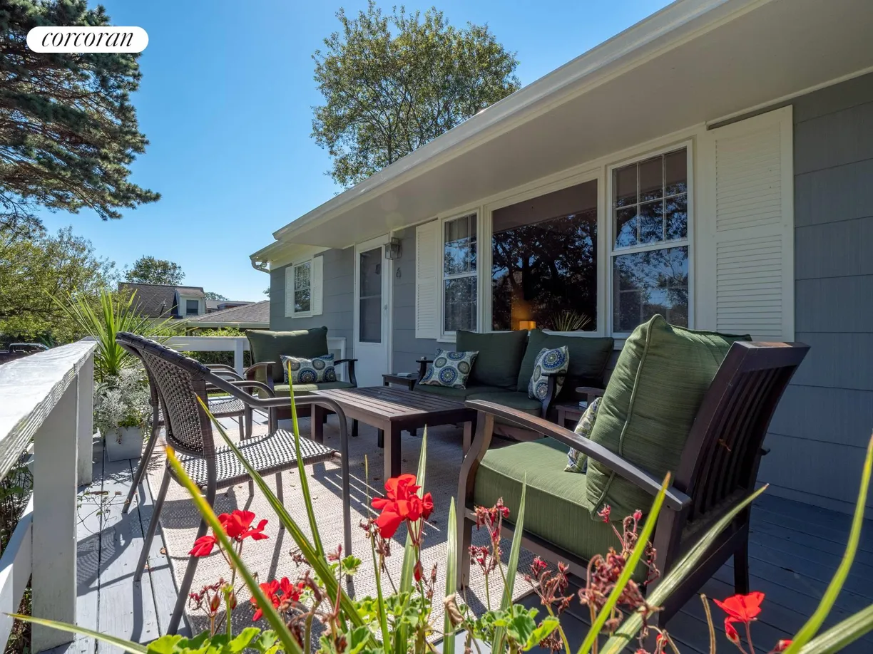 The Hamptons Real Estate | View 6 Hoyt Place | 2 Beds, 1 Bath