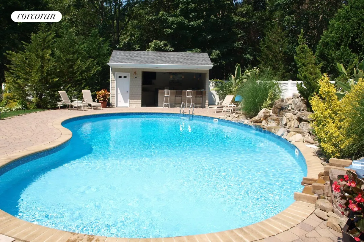 The Hamptons Real Estate | View 355 Windjammer Drive | 3 Beds, 2 Baths