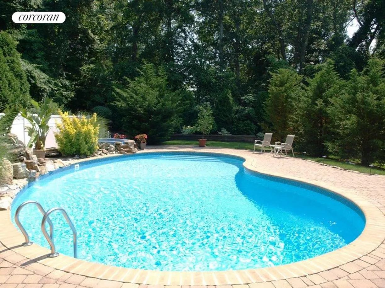 The Hamptons Real Estate | View 355 Windjammer Drive | Lagoon Pool