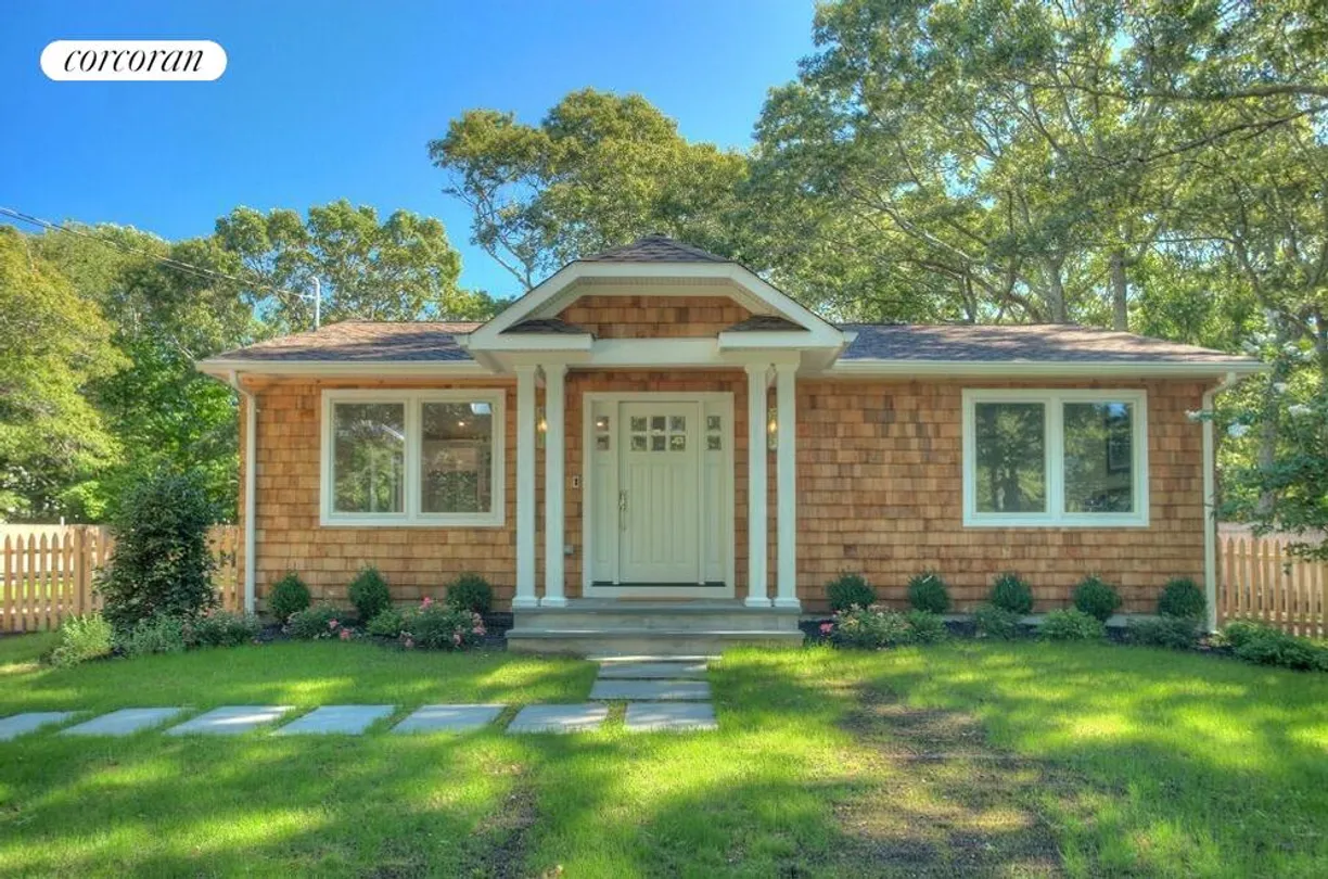 The Hamptons Real Estate | View 77 Huntington Crossway | 3 Beds, 2 Baths