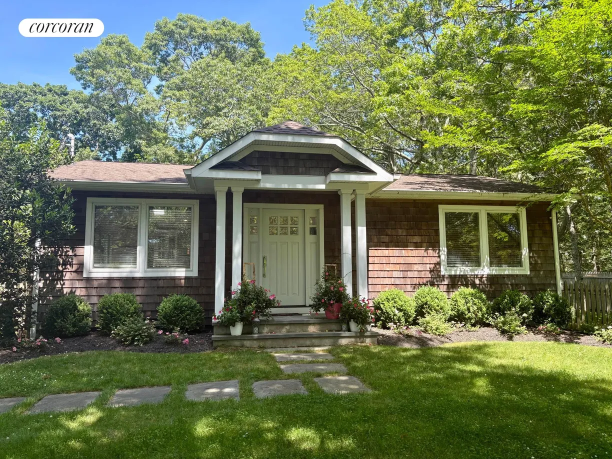 The Hamptons Real Estate | View 77 Huntington Crossway | 3 Beds, 2 Baths