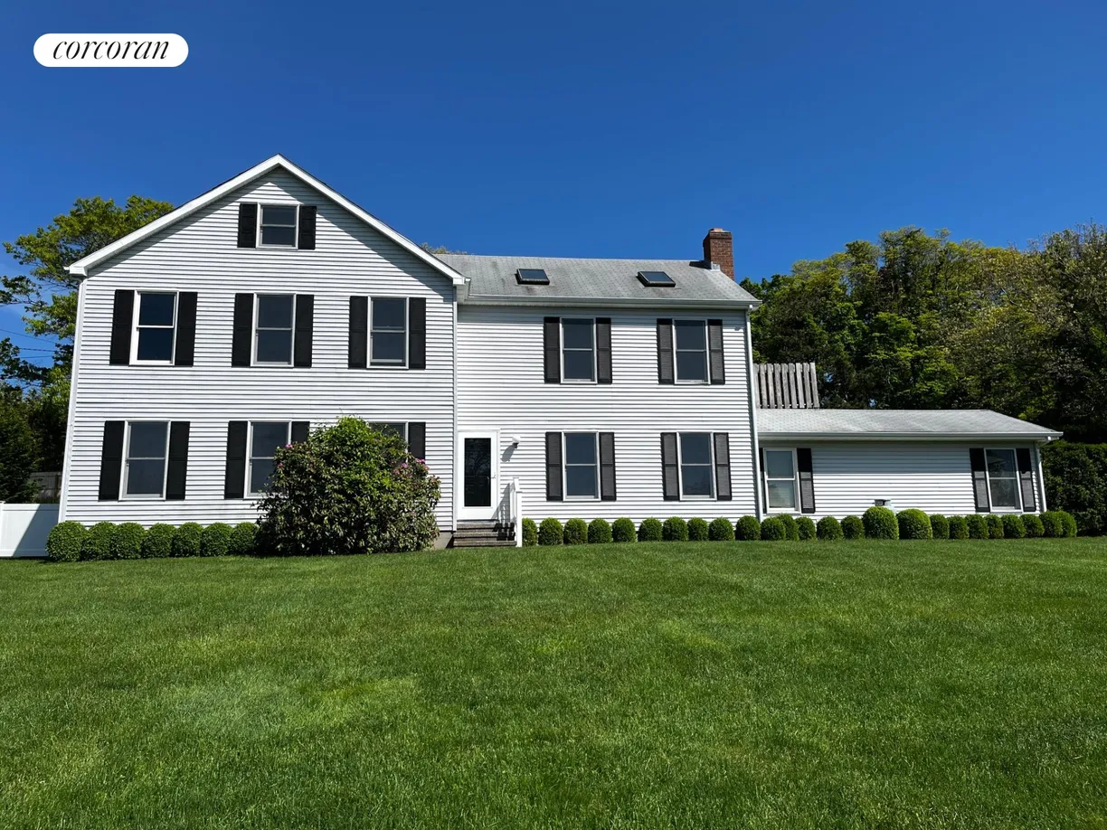 The Hamptons Real Estate | View 20 Underhill | 4 Beds, 4 Baths