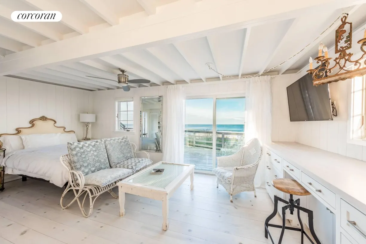 The Hamptons Real Estate | View 6 Town Line | room 2