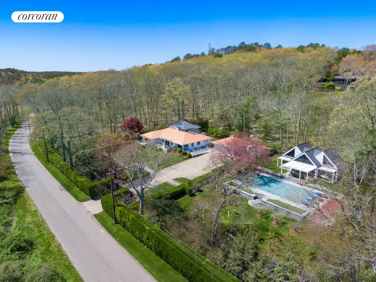 The Hamptons Real Estate | View 142 Lopers Path | room 2