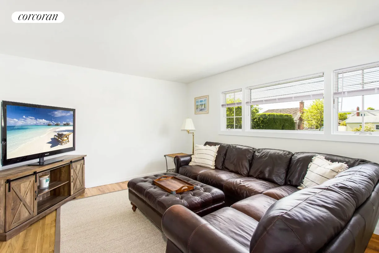 The Hamptons Real Estate | View 34 Willow Street | Bright living Room