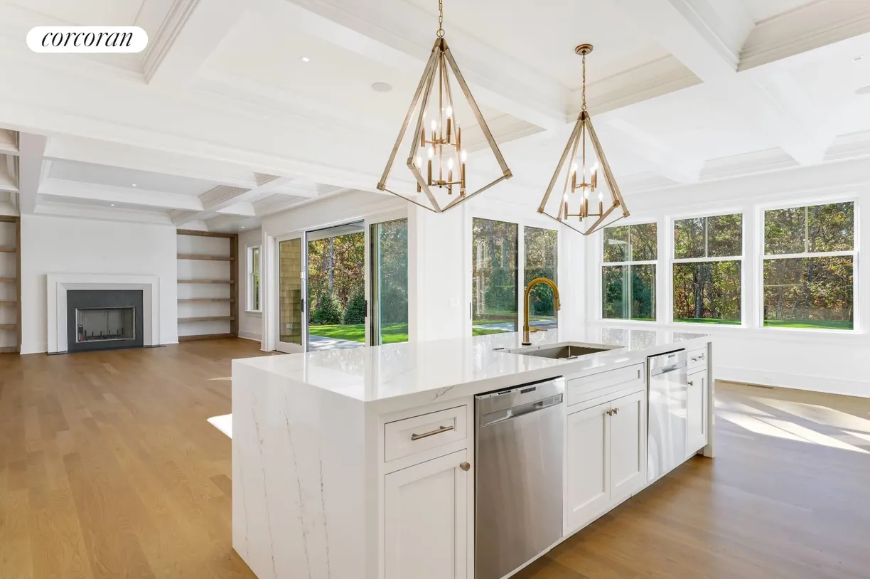 The Hamptons Real Estate | View 4 Frazier Avenue | Large center island | View 10