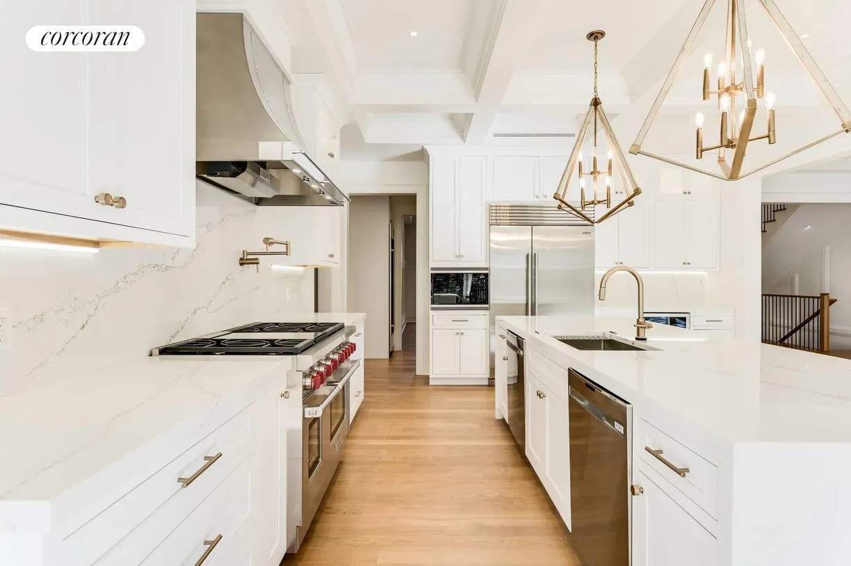 The Hamptons Real Estate | View 4 Frazier Avenue | room 12 | View 13