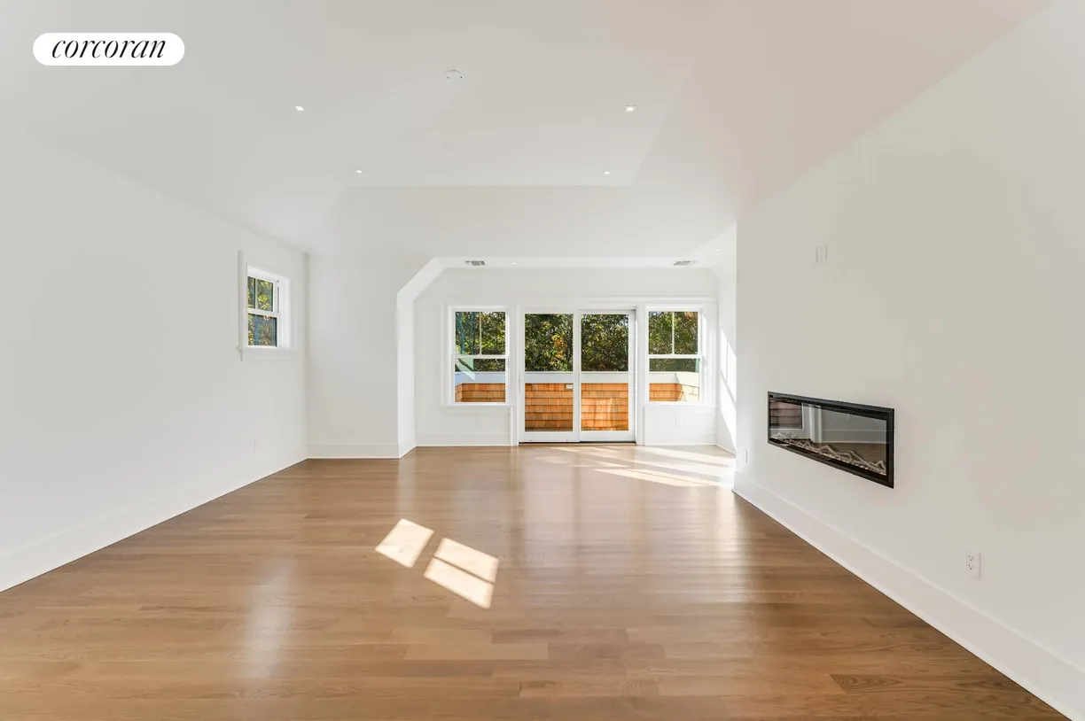 The Hamptons Real Estate | View 4 Frazier Avenue | 2nd Level Primary | View 21