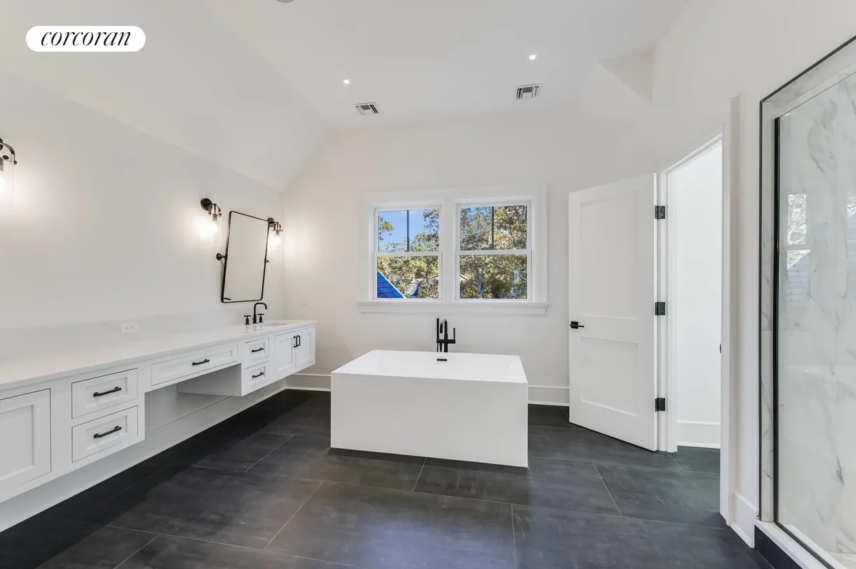 The Hamptons Real Estate | View 4 Frazier Avenue | 2nd Level Primary en-suite | View 22