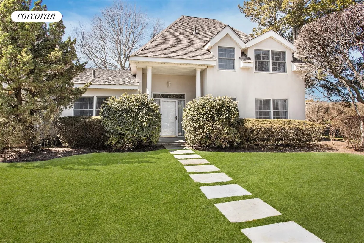 The Hamptons Real Estate | View  | 3 Beds, 2 Baths