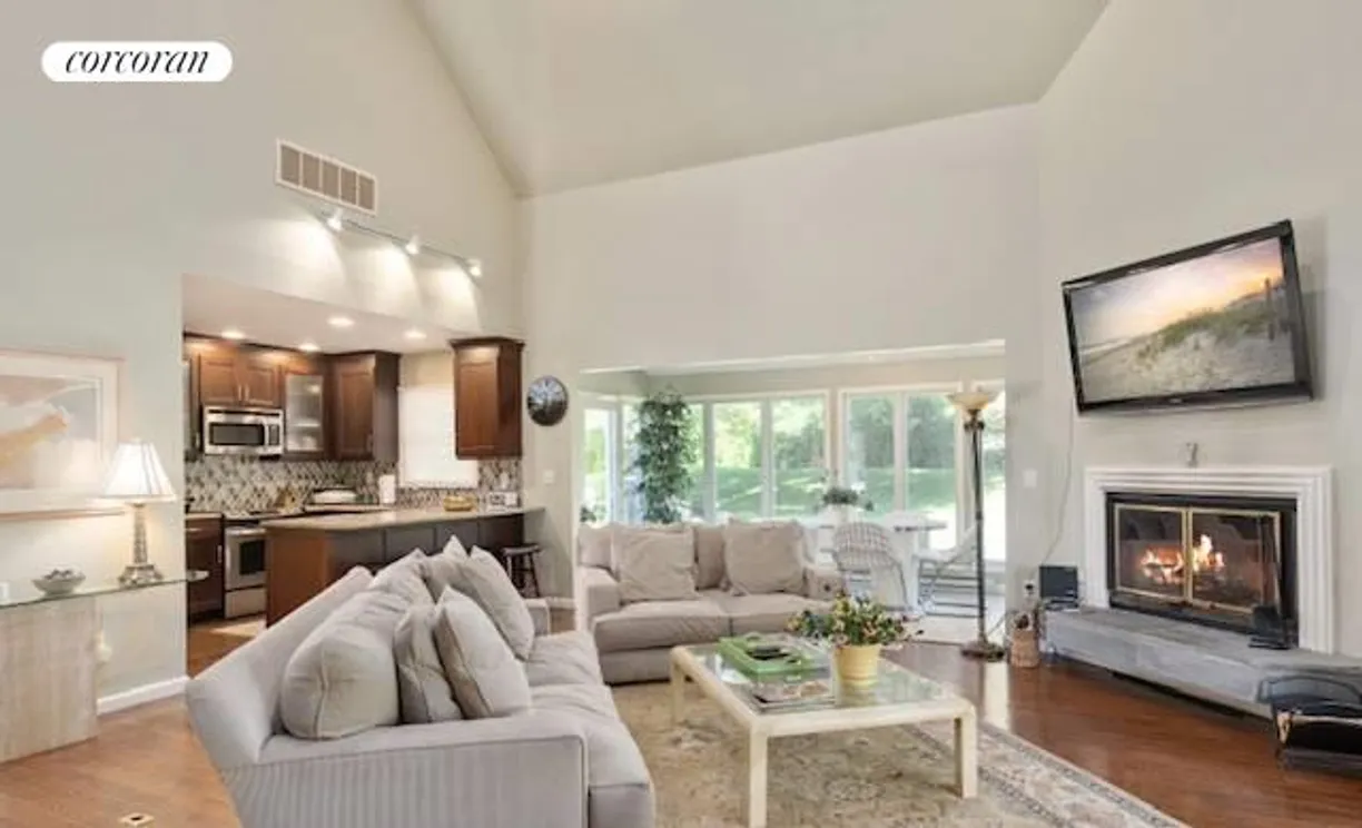 The Hamptons Real Estate | View  | room 1