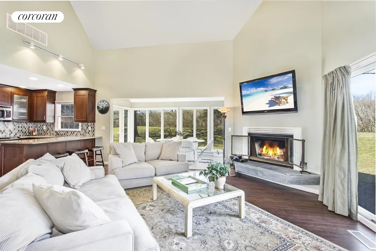 The Hamptons Real Estate | View  | room 2