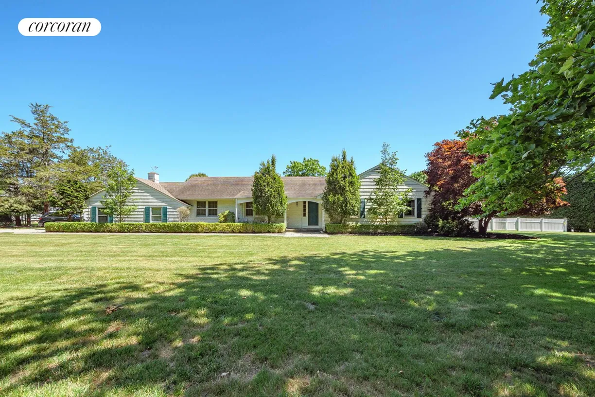 The Hamptons Real Estate | View 220 Oneck Lane | 2 Beds, 2 Baths