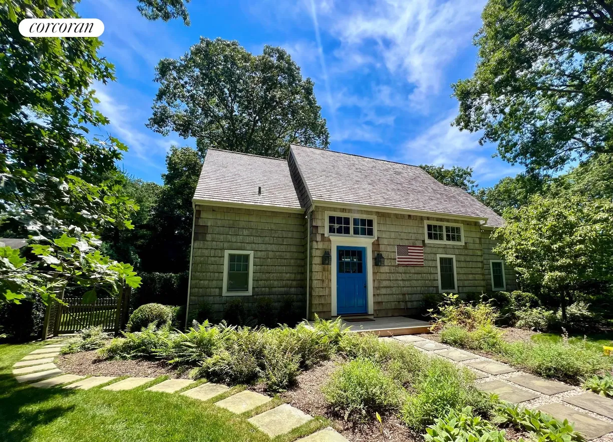 The Hamptons Real Estate | View 22 Glenwood Lane | Front of house