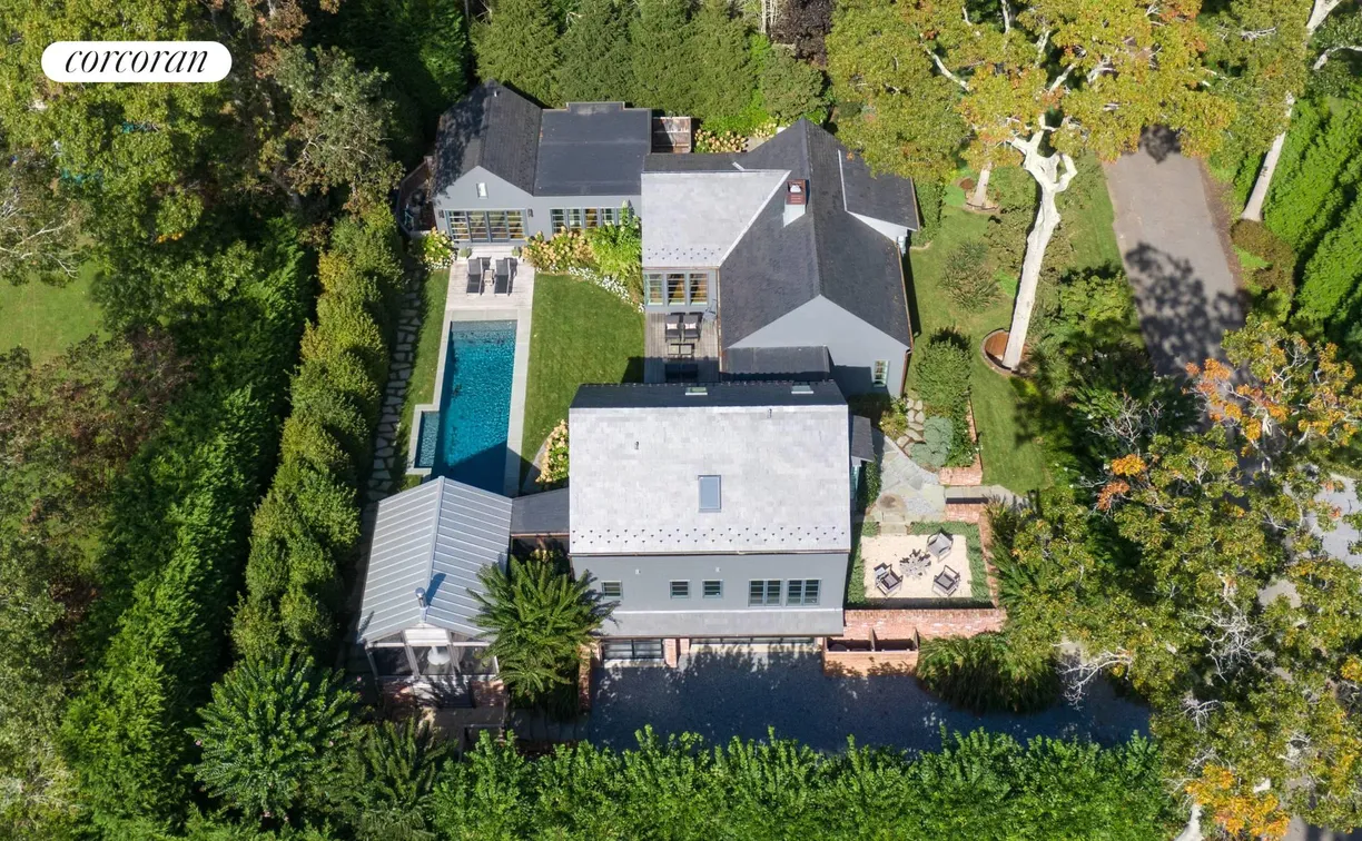 The Hamptons Real Estate | View 69 Buell Lane Ext | 4 Beds, 5 Baths