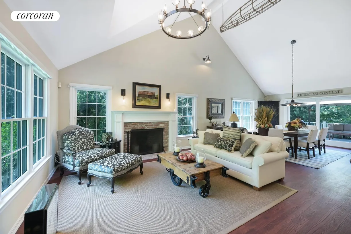 The Hamptons Real Estate | View 20 Rolling Woods Court | room 2