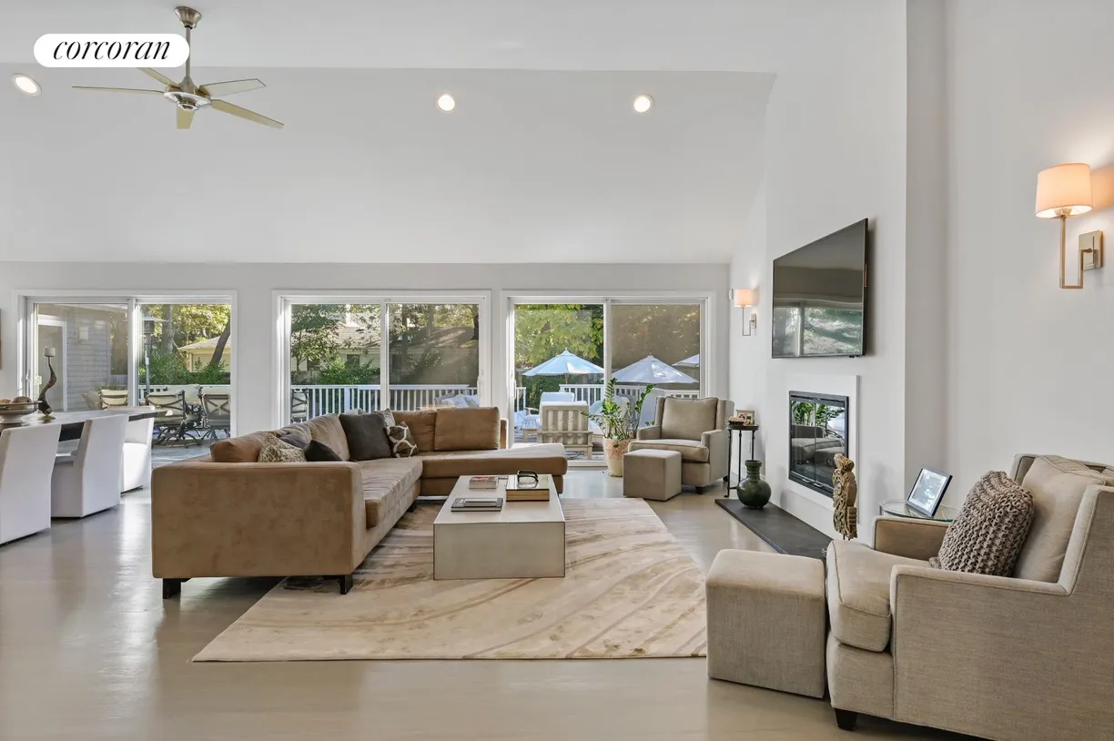 The Hamptons Real Estate | View 6 Bridle Path | room 2