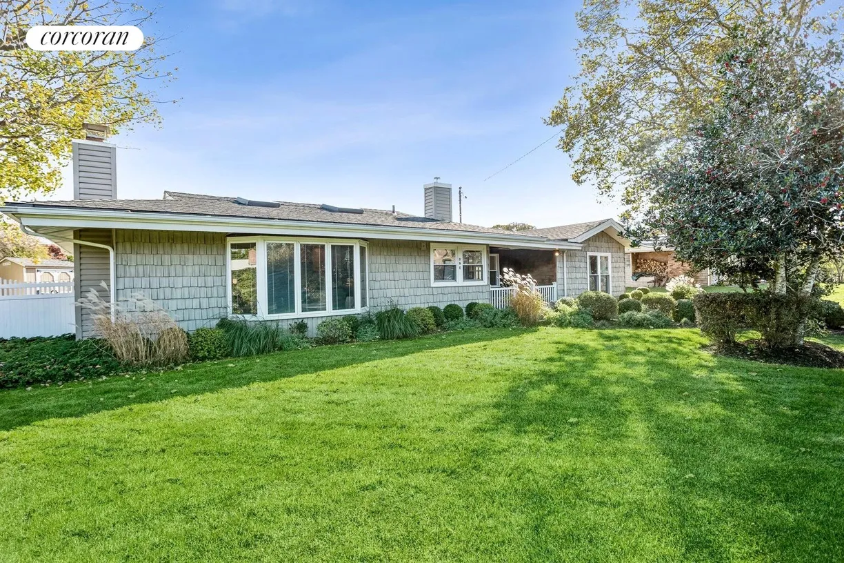The Hamptons Real Estate | View 1 Shadbush Road | room 2 | View 3