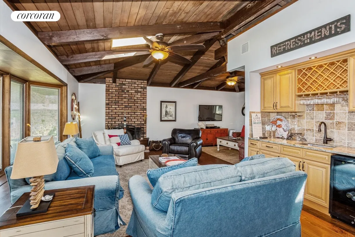 The Hamptons Real Estate | View 1 Shadbush Road | room 4 | View 5