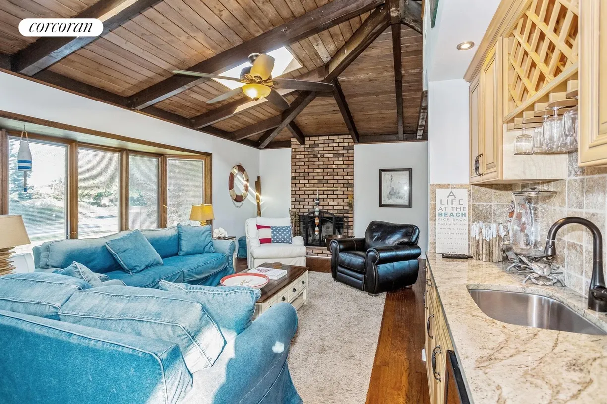 The Hamptons Real Estate | View 1 Shadbush Road | room 5 | View 6