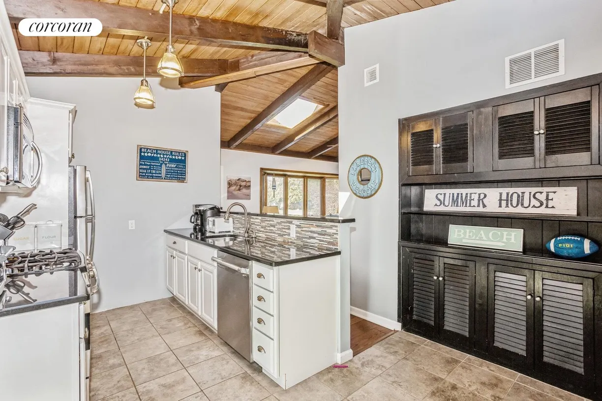 The Hamptons Real Estate | View 1 Shadbush Road | room 7 | View 8