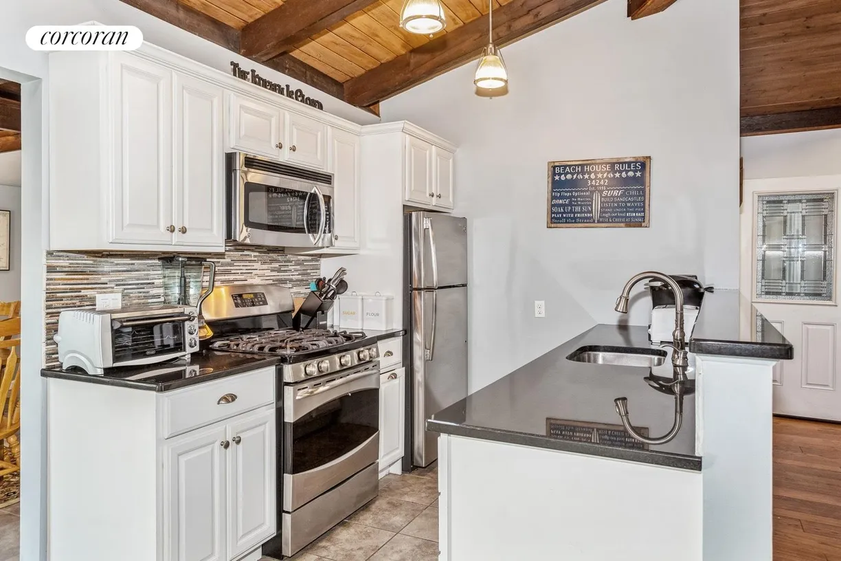 The Hamptons Real Estate | View 1 Shadbush Road | room 8 | View 9
