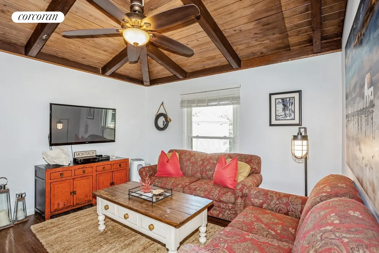 The Hamptons Real Estate | View 1 Shadbush Road | room 12 | View 13