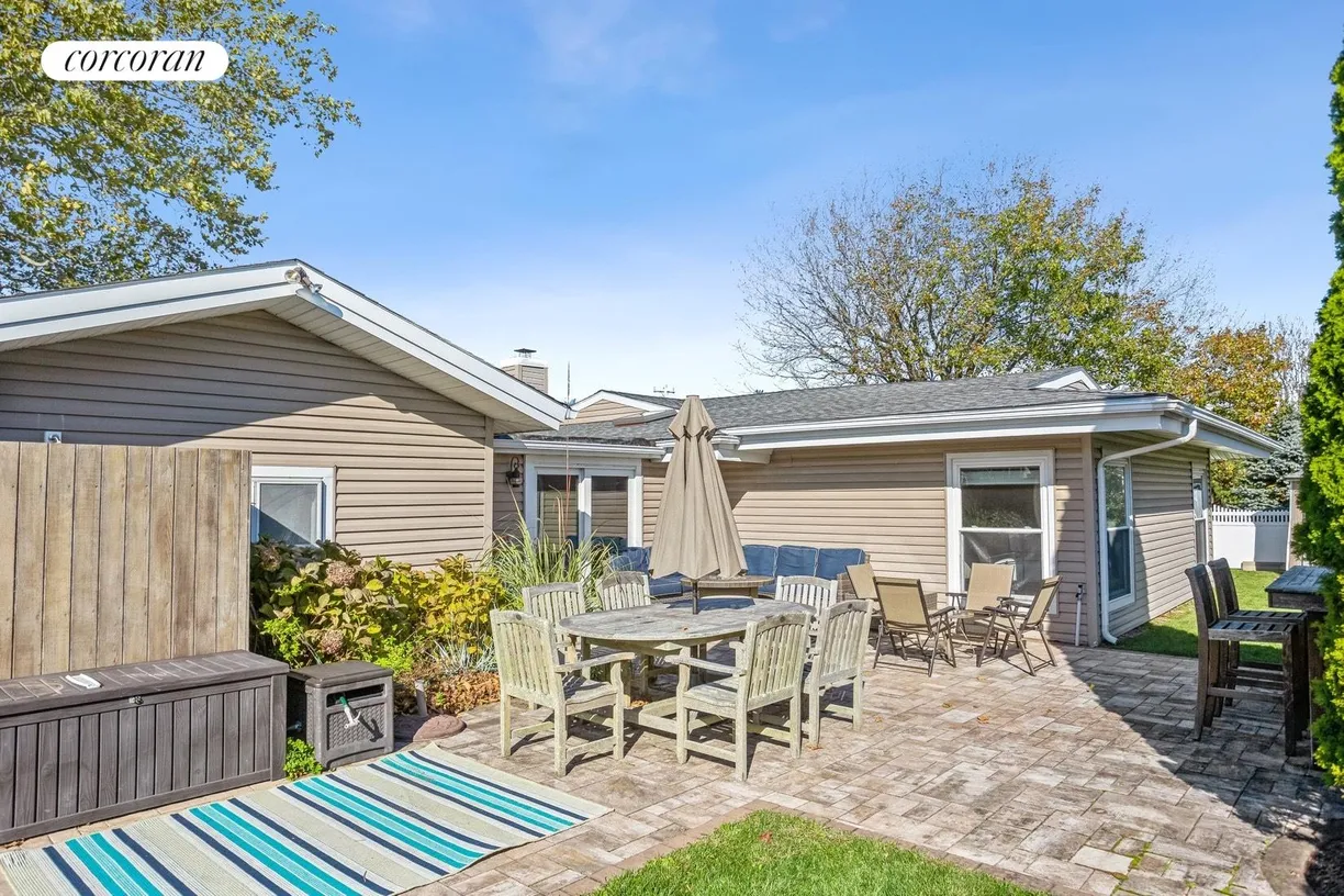 The Hamptons Real Estate | View 1 Shadbush Road | room 14 | View 15