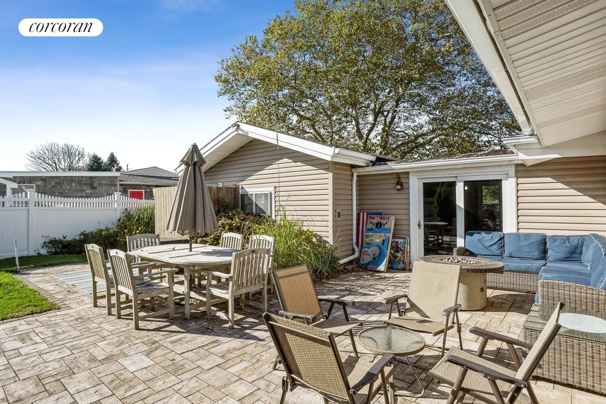 The Hamptons Real Estate | View 1 Shadbush Road | room 15 | View 16
