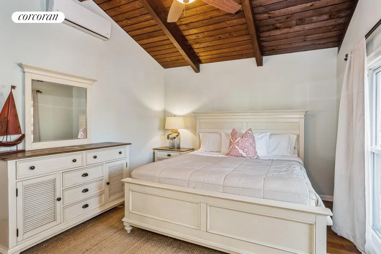 The Hamptons Real Estate | View 1 Shadbush Road | room 17 | View 18