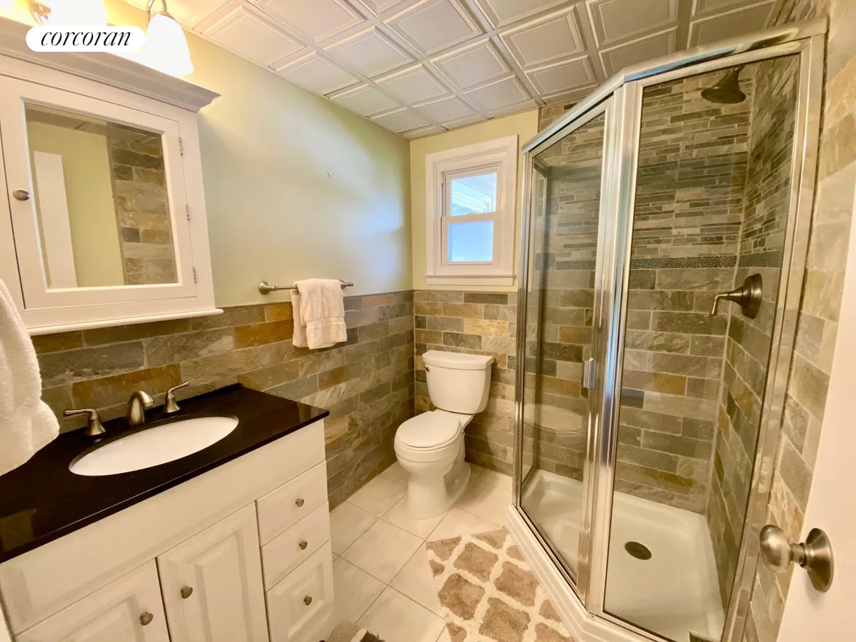 The Hamptons Real Estate | View 1 Shadbush Road | room 20 | View 21