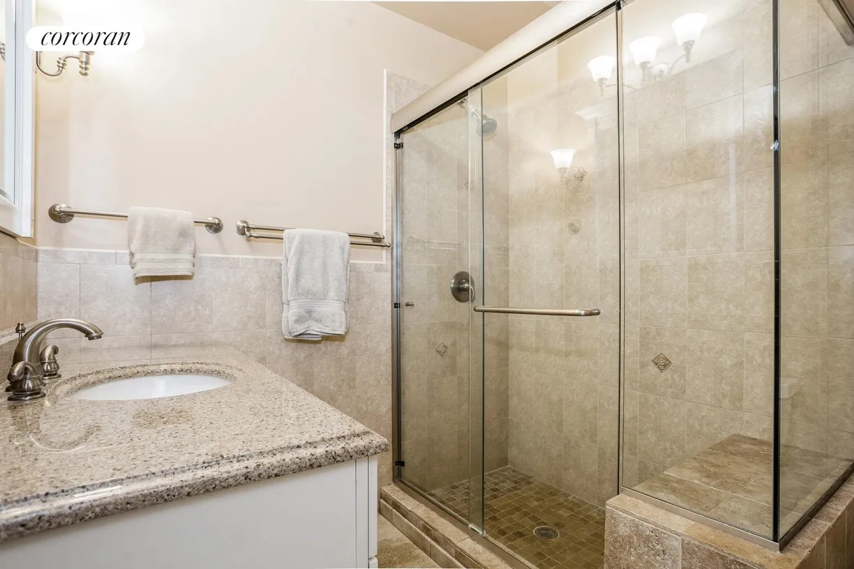 The Hamptons Real Estate | View 1 Shadbush Road | room 22 | View 23