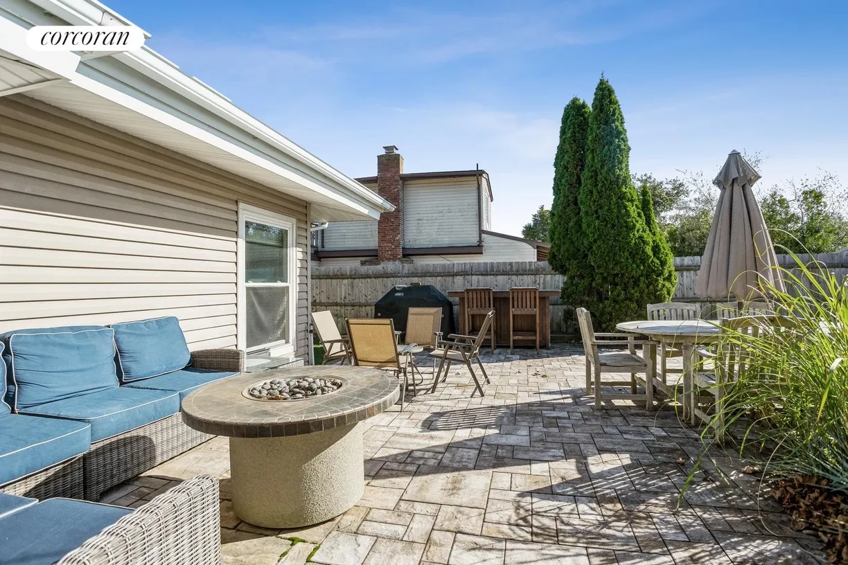 The Hamptons Real Estate | View 1 Shadbush Road | room 23 | View 24