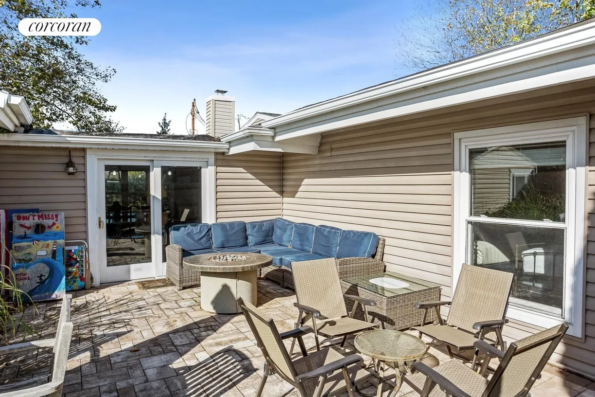 The Hamptons Real Estate | View 1 Shadbush Road | room 25 | View 26