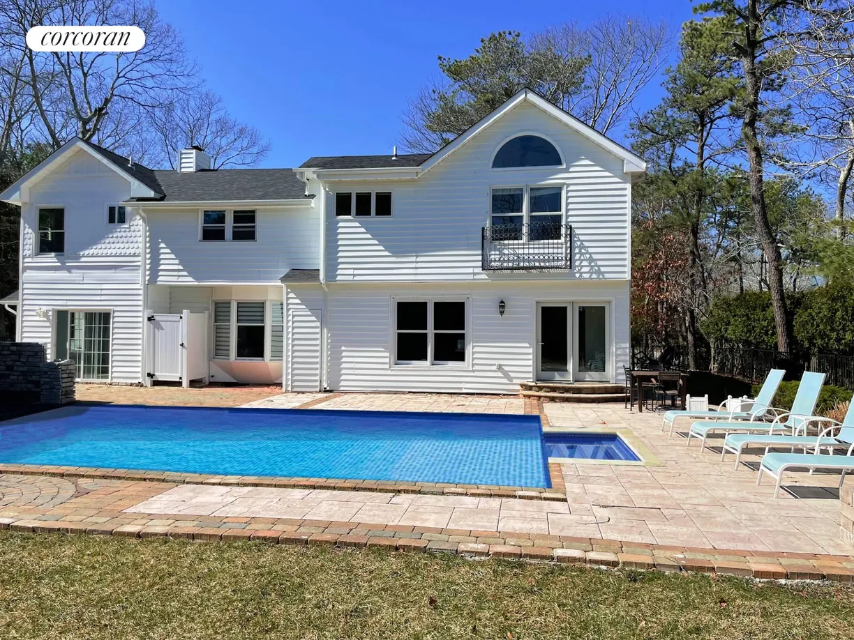 The Hamptons Real Estate | View 36 Bridle Path | 5 Beds, 5 Baths