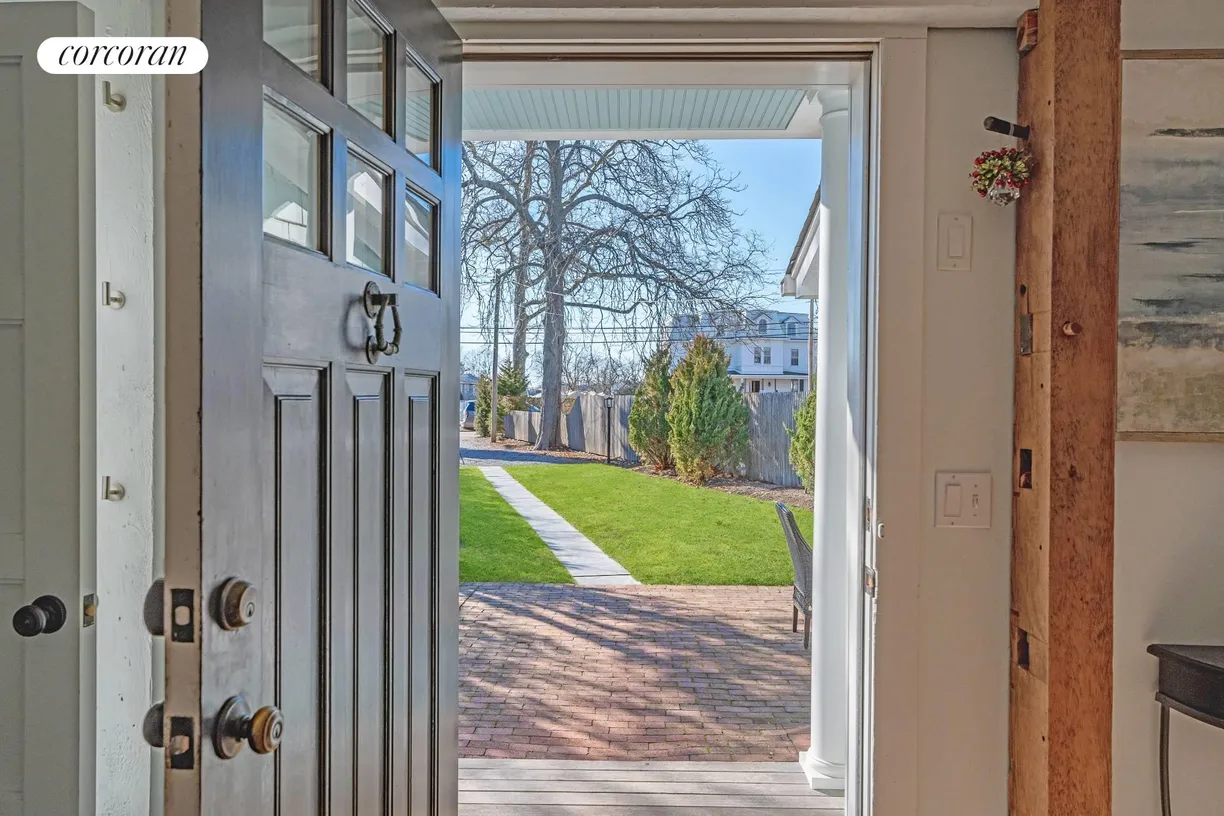 The Hamptons Real Estate | View 10 Beach Lane | Front Entrance