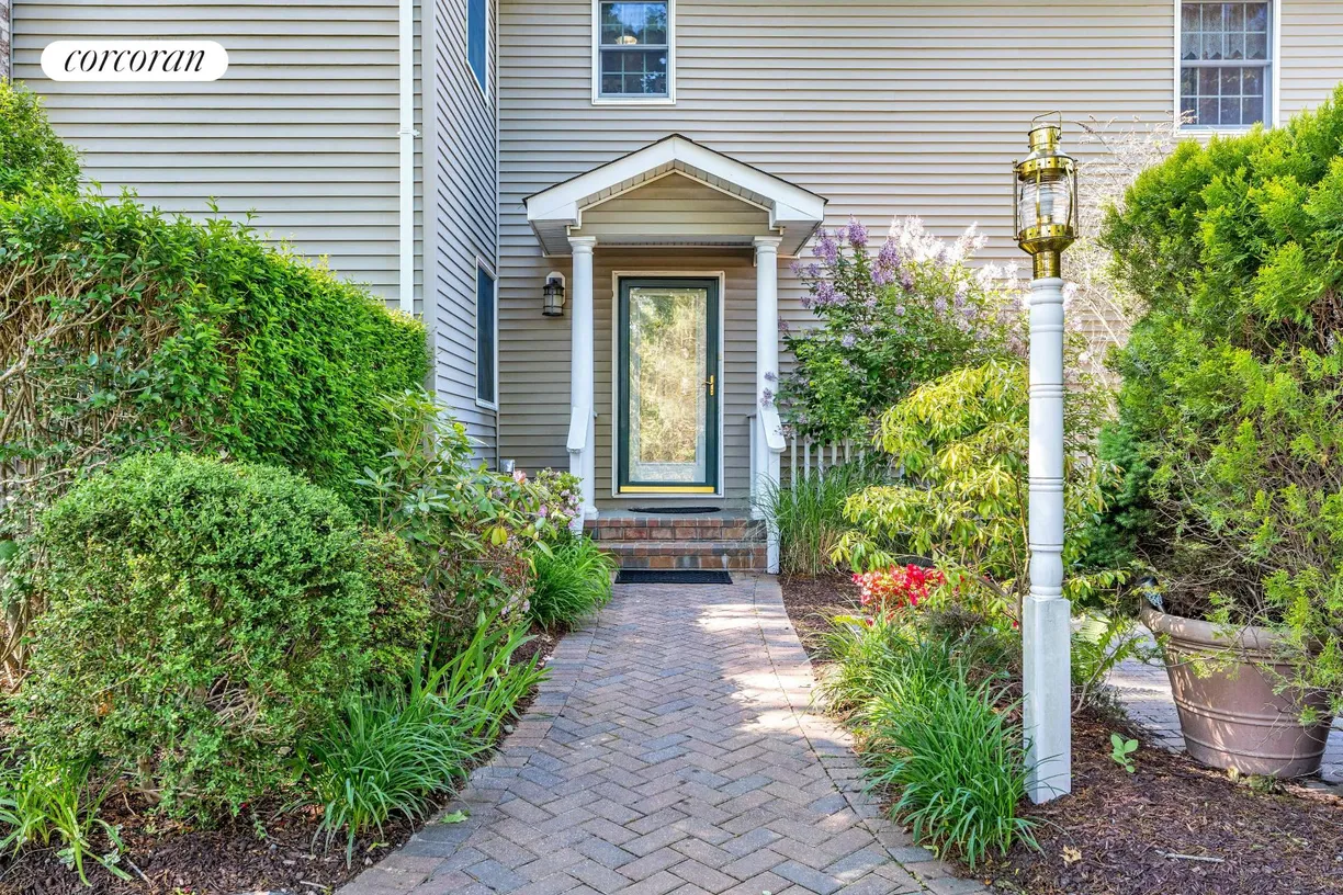 The Hamptons Real Estate | View 42 Jessup Avenue | room 3 | View 4
